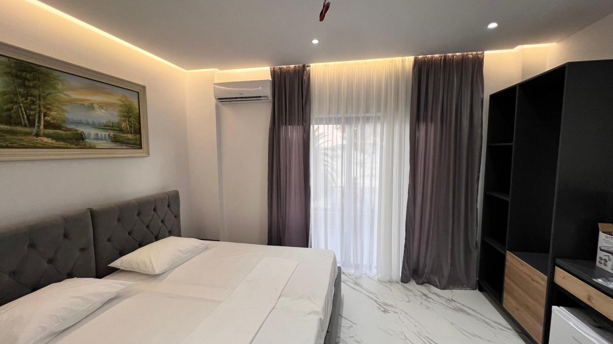 Lezet Hotel Sarandë Exterior foto