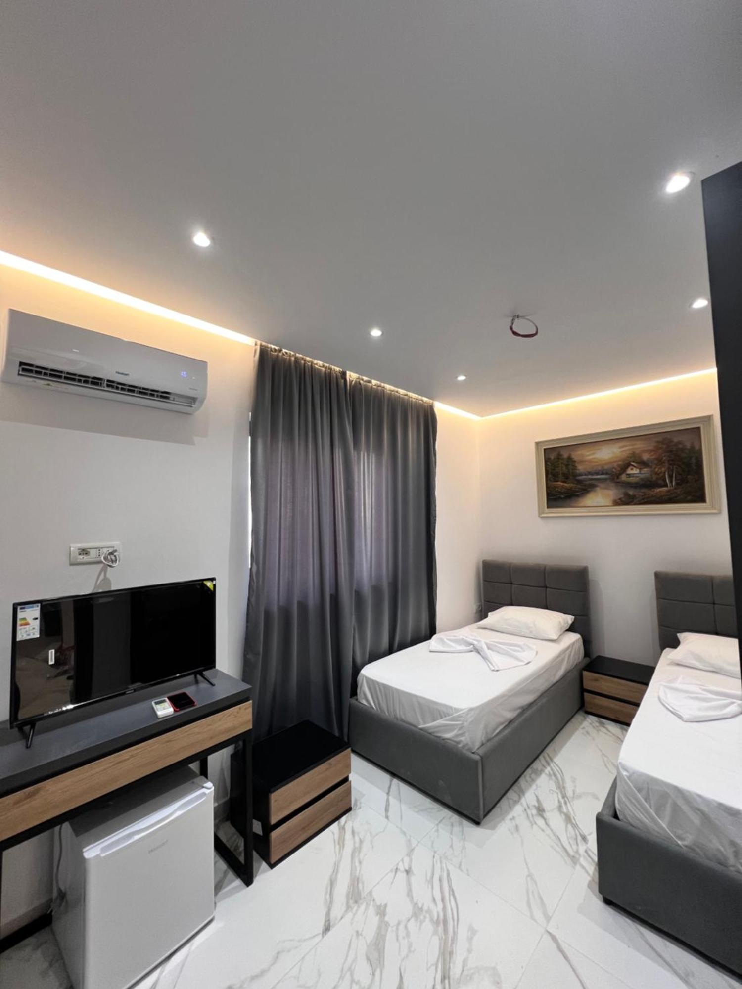 Lezet Hotel Sarandë Exterior foto